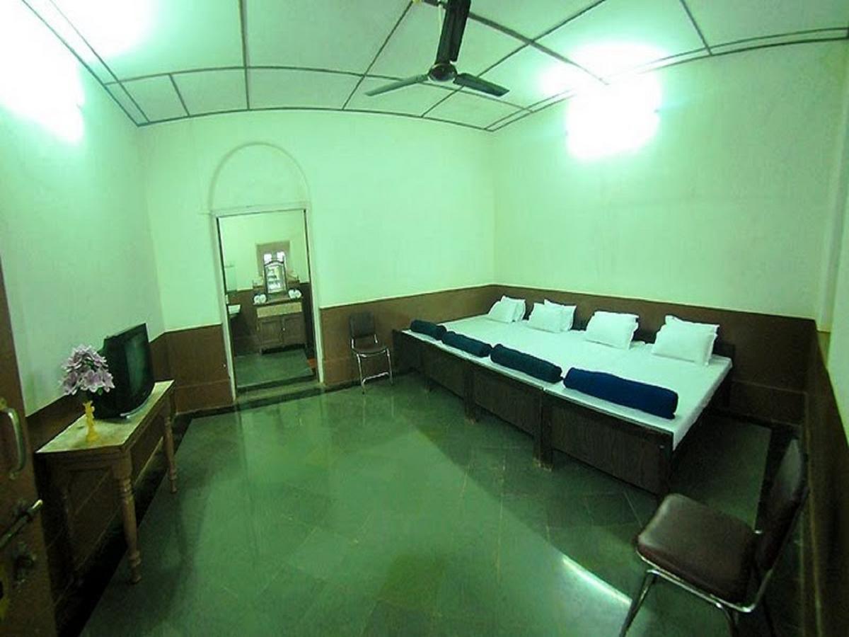Cecil Hotel Matheran Buitenkant foto
